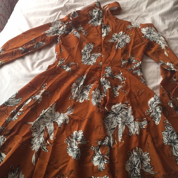 Off the shoulder floral dress 🍂🍁🍁🔥🔥 - Picture 6 of 7